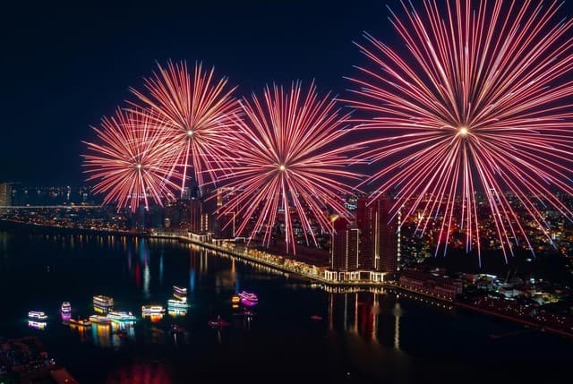 Ngoài ra cư dân có thể ngắm trọn pháo hoa ngay ban công nhà tại căn hộ Sun Symphony 5. Ảnh: Ánh Dương.