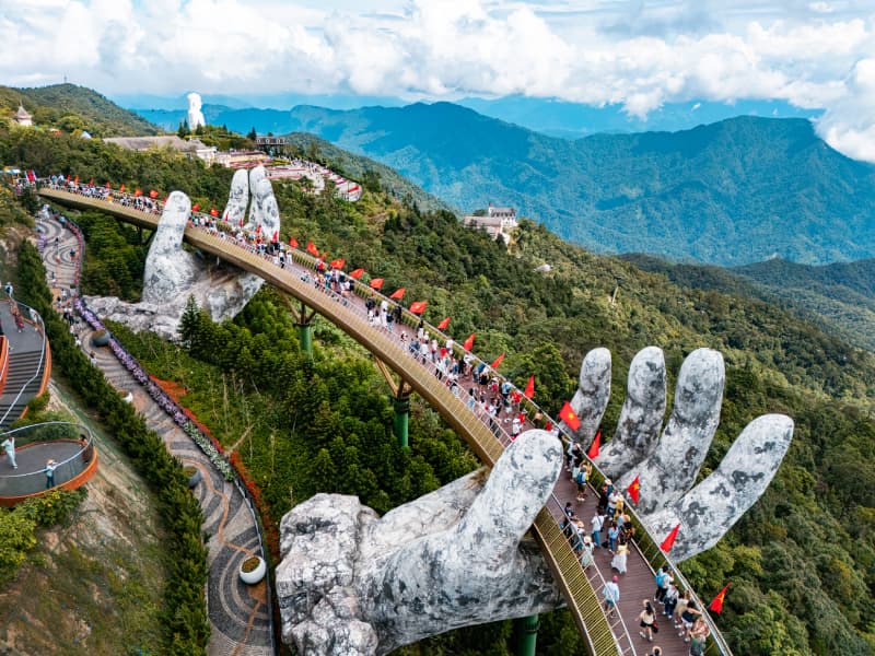 Cầu Vàng tại Sun World Ba Na Hills – công trình biểu tượng giữa núi rừng, góp phần tạo dấu ấn đặc trưng và nâng cao sức hút của du lịch Đà Nẵng trên bản đồ quốc tế. Nguồn: Internet.