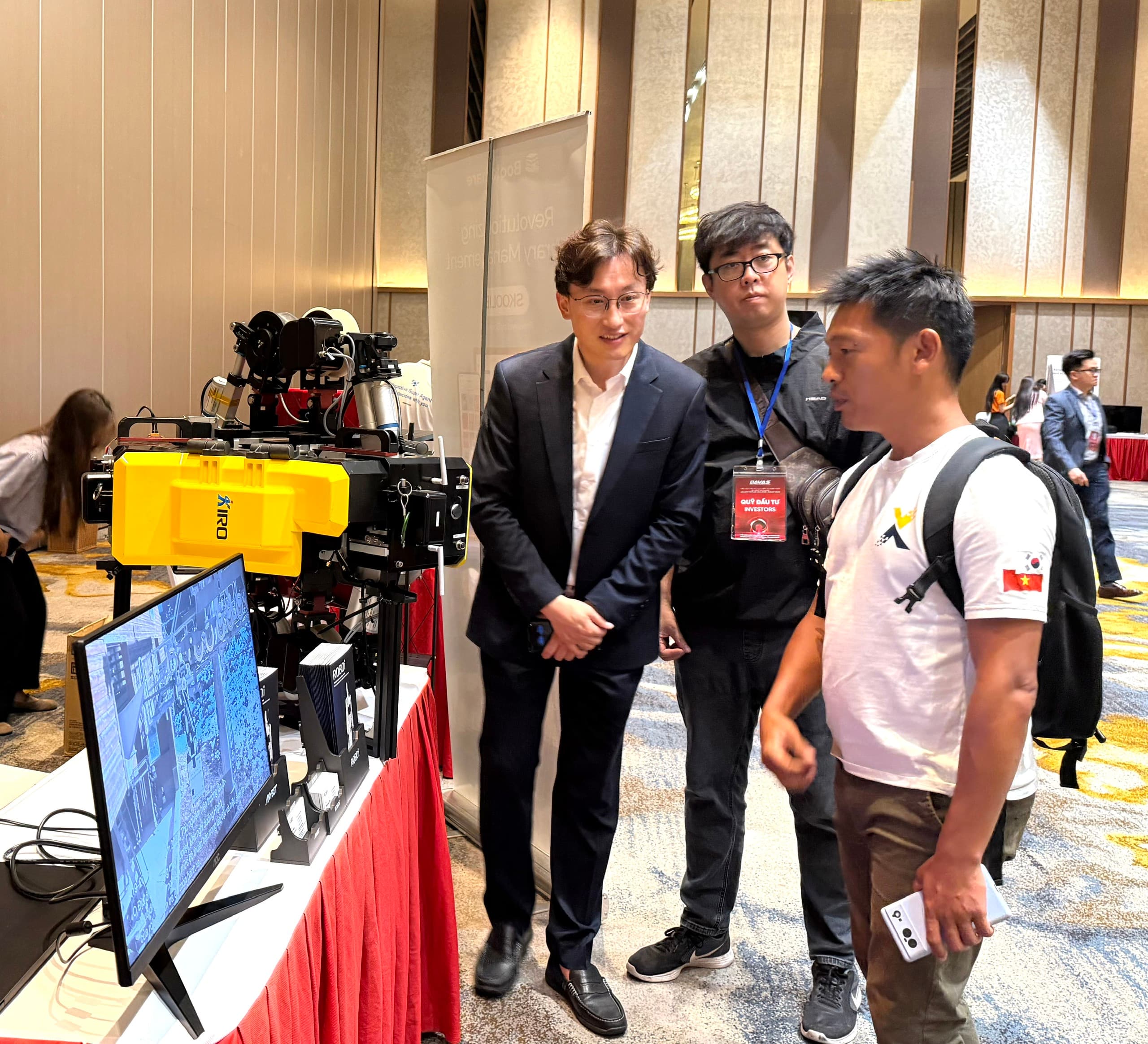 Các đại biểu, nhà đầu tư và startup tham quan, trải nghiệm sản phẩm công nghệ tại không gian triển lãm bên lề Diễn đàn. Ảnh: CTTDT TP Đà Nẵng.
