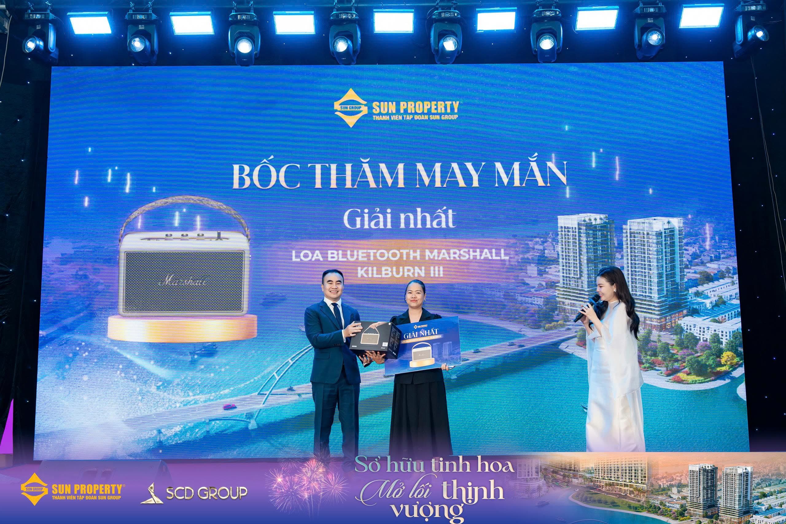 Các phần quà được trao đến tay các khách hàng may mắn.